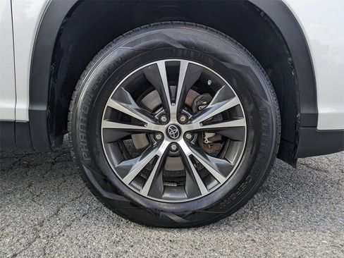Used 2019 Toyota Highlander LE image 11