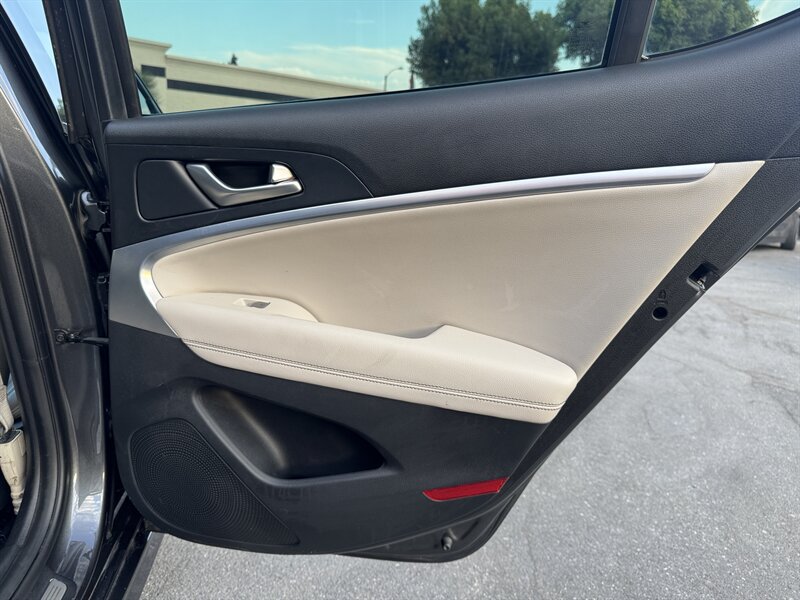 Used 2019 Genesis G70 2.0T Advanced RWD image 35