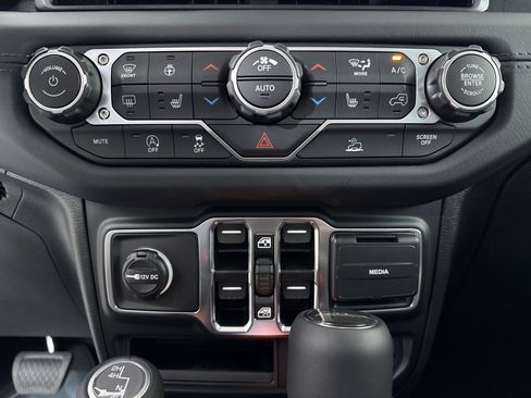 New 2025 Jeep Gladiator Sport image 20