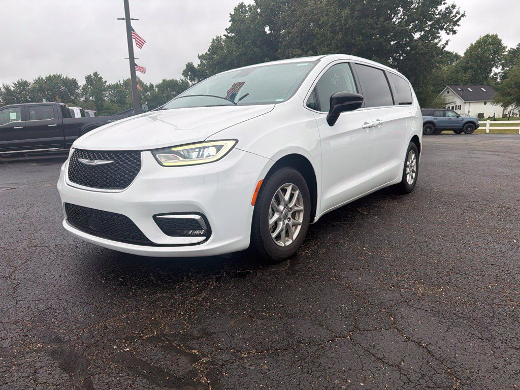 Used 2024 Chrysler Pacifica Touring-L FWD image 2