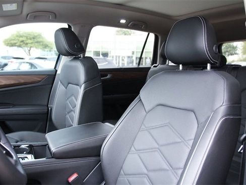 Certified 2025 Volkswagen Atlas SE image 12