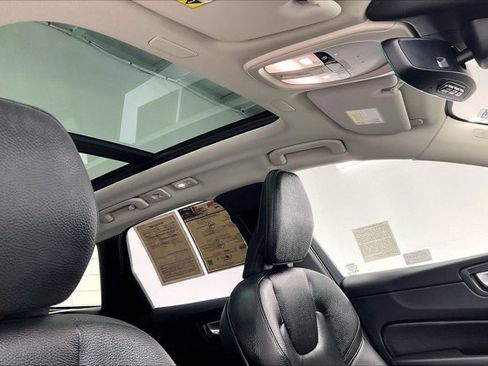 Used 2025 Volvo XC60 B5 Plus image 24