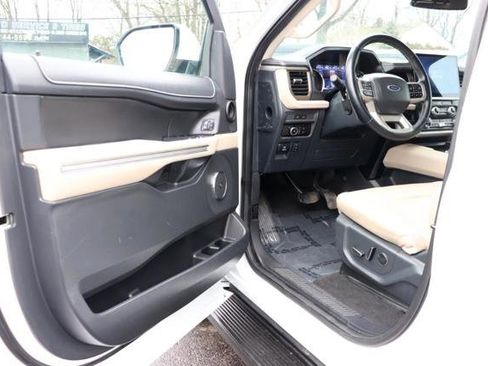 Used 2024 Ford Expedition Limited image 4