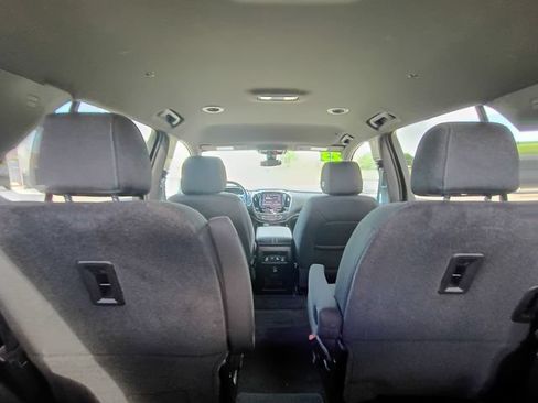 Used 2023 Chevrolet Traverse LT FWD image 23