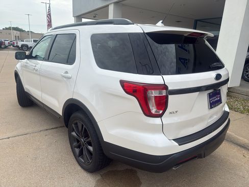 Used 2018 Ford Explorer XLT w/ XLT Appearance Package AWD/4WD image 8