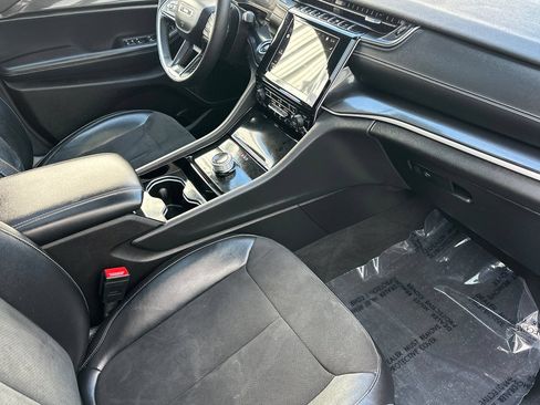 Used 2022 Jeep Grand Cherokee Altitude AWD/4WD image 14