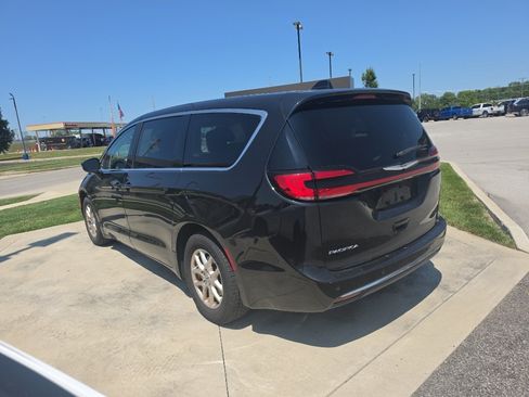 Used 2023 Chrysler Pacifica Touring-L FWD image 7