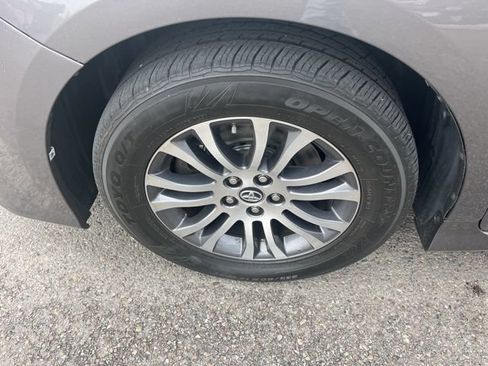 Used 2019 Toyota Sienna XLE w/ XLE Navigation Package FWD image 25