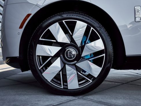 Used 2025 Rolls-Royce Cullinan image 3