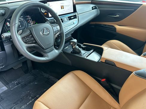 Used 2025 Lexus ES 300h w/ Premium Package FWD image 4