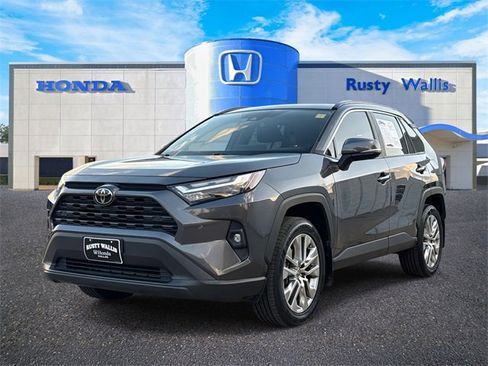 Used 2023 Toyota RAV4 XLE Premium image 4