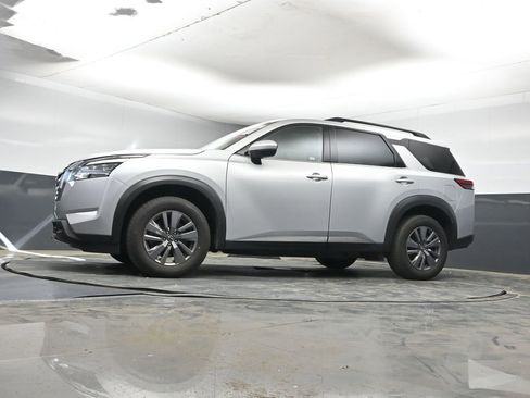 Used 2025 Nissan Pathfinder SV image 10