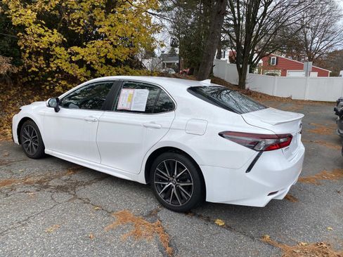 Used 2023 Toyota Camry SE image 3