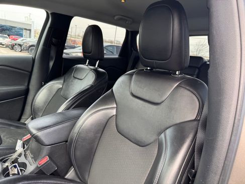 Used 2019 Jeep Cherokee Latitude Plus w/ Cold Weather Group image 10