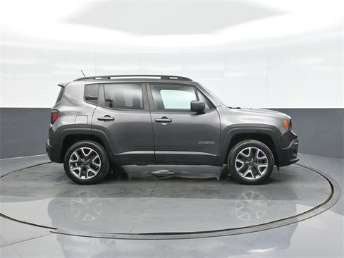Used 2017 Jeep Renegade Latitude w/ Popular Equipment Group image 8