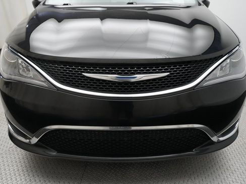 Used 2018 Chrysler Pacifica Touring-L w/ Tire & Wheel Group image 23