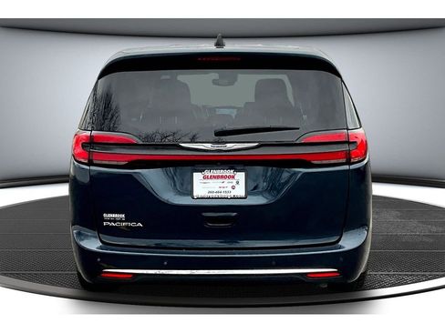 Used 2024 Chrysler Pacifica Touring-L image 5