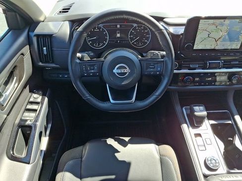 Used 2024 Nissan Pathfinder SL AWD/4WD image 12