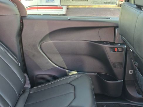 New 2026 Chrysler Pacifica Select FWD image 37