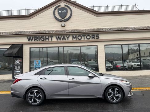 Used 2023 Hyundai Elantra Limited image 2