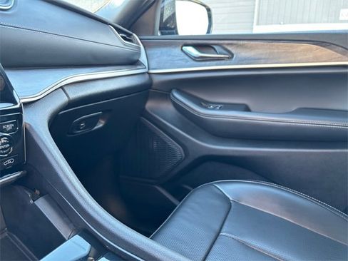 Used 2024 Jeep Grand Cherokee L Limited w/ Luxury Tech Group II image 17