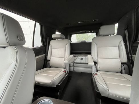 Used 2023 GMC Yukon SLT w/ SLT Luxury Package RWD image 17