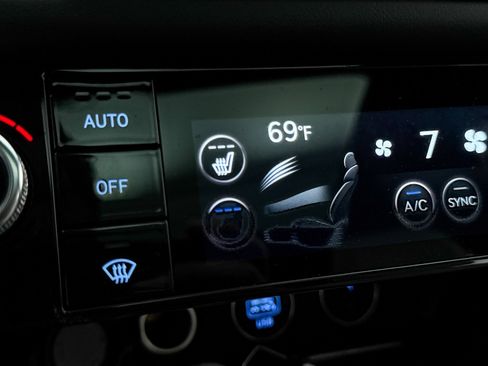 Used 2025 Genesis G70 3.3T Advanced image 33