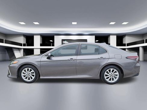 Used 2021 Toyota Camry LE image 3