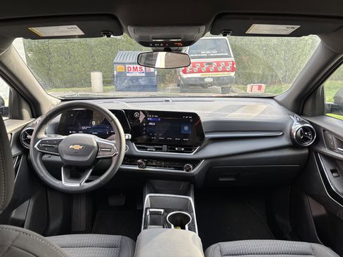 Used 2025 Chevrolet Equinox LT AWD/4WD image 15