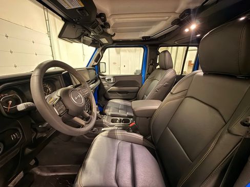 Used 2025 Jeep Gladiator Sport AWD/4WD image 16