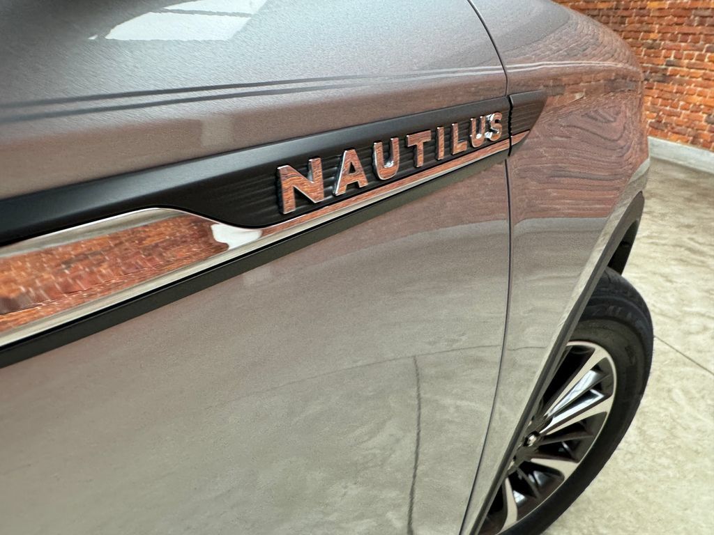 Used 2023 Lincoln Nautilus Reserve AWD/4WD image 4