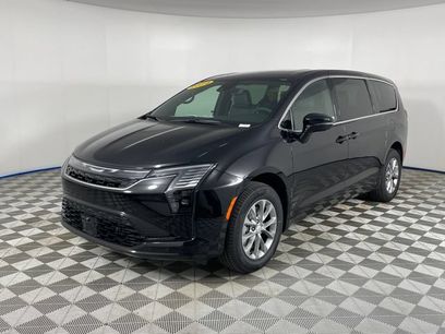 New 2027 Chrysler Pacifica Limited w/ Family Tech Group