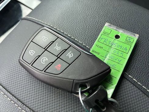Used 2025 Chevrolet Tahoe High Country AWD/4WD image 21
