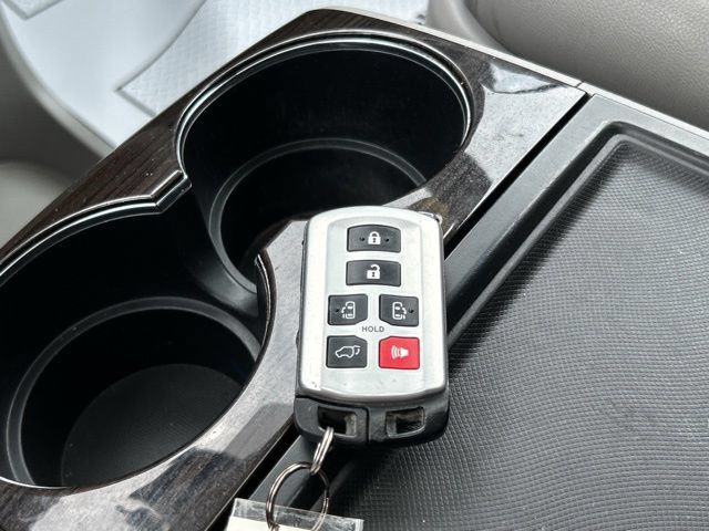 Used 2020 Toyota Sienna XLE FWD image 50