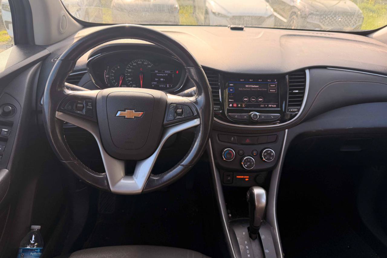 Used 2020 Chevrolet Trax LT w/ LT Convenience Package FWD image 14