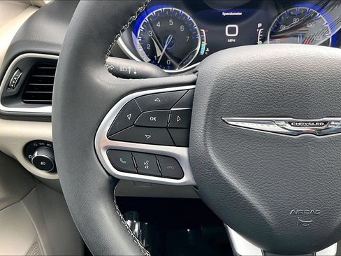 Used 2024 Chrysler Pacifica Touring-L FWD image 11
