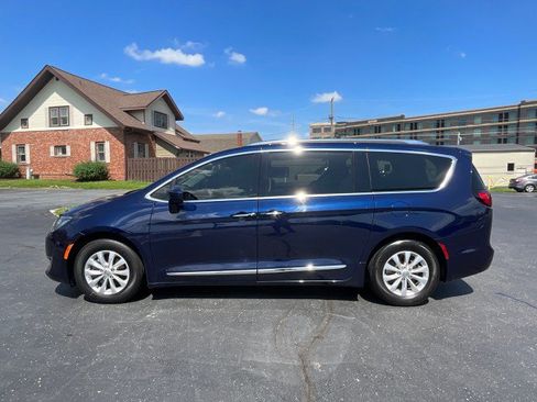Used 2018 Chrysler Pacifica Touring-L FWD image 4