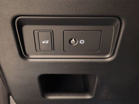 Used 2025 Land Rover Discovery S image 20