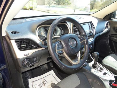 Used 2016 Jeep Cherokee Sport image 19