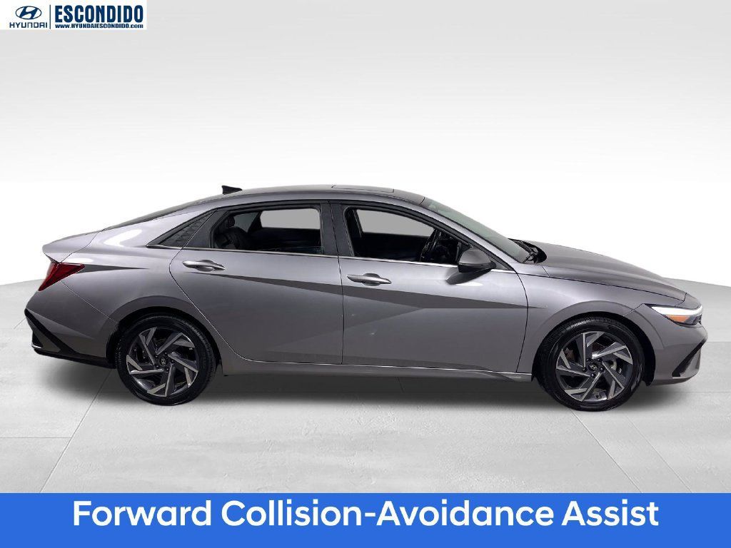 Certified 2025 Hyundai Elantra Limited FWD image 3