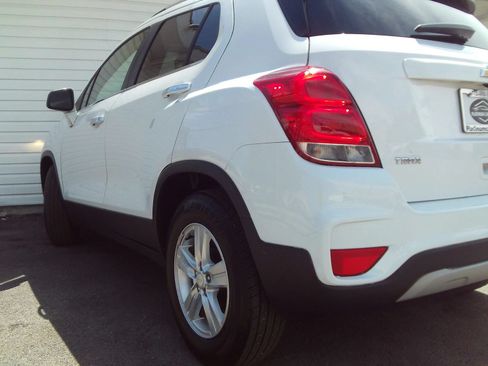 Used 2017 Chevrolet Trax LT w/ Sun & Sound Package FWD image 6