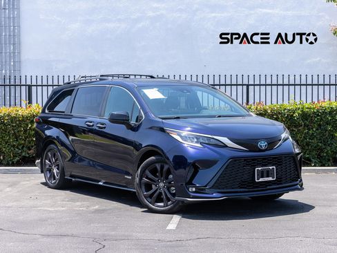 Used 2021 Toyota Sienna XSE FWD image 1