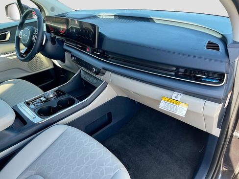 Certified 2025 Kia Carnival EX image 30