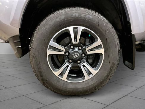 Used 2018 Toyota Tacoma TRD Sport w/ Technology Package image 11