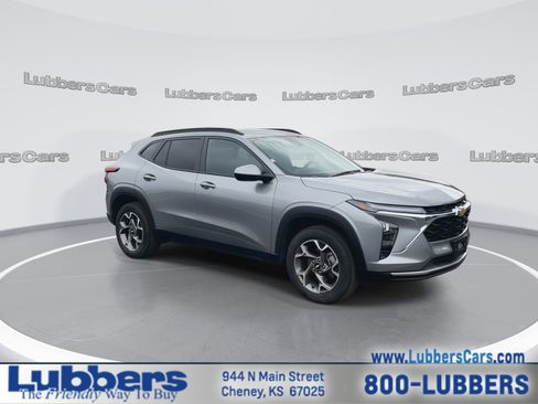 Used 2025 Chevrolet Trax LT w/ LT Convenience Package FWD image 2