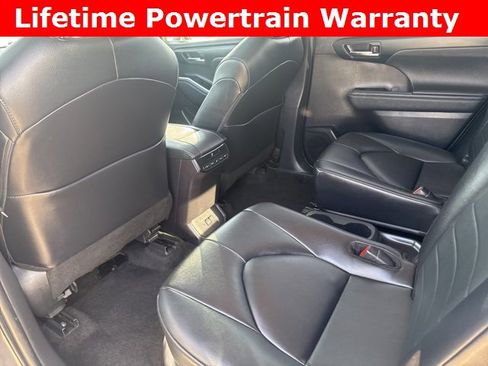 Used 2024 Toyota Highlander XLE image 24