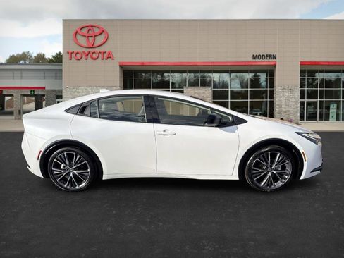 Used 2025 Toyota Prius XLE image 4