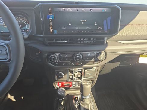 Used 2025 Jeep Wrangler Unlimited Rubicon w/ Technology Group image 25