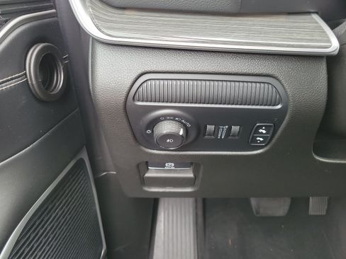 Used 2022 Jeep Wagoneer Series II AWD/4WD image 25