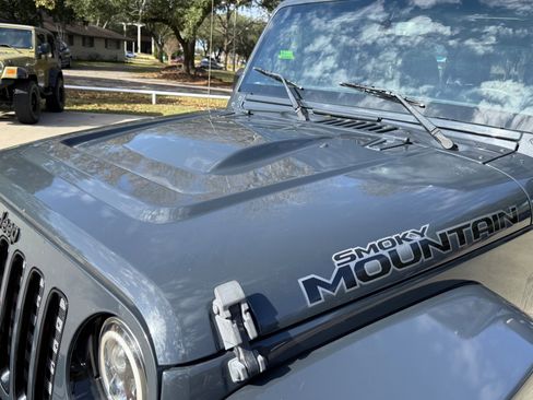 Used 2017 Jeep Wrangler Unlimited Sahara image 6